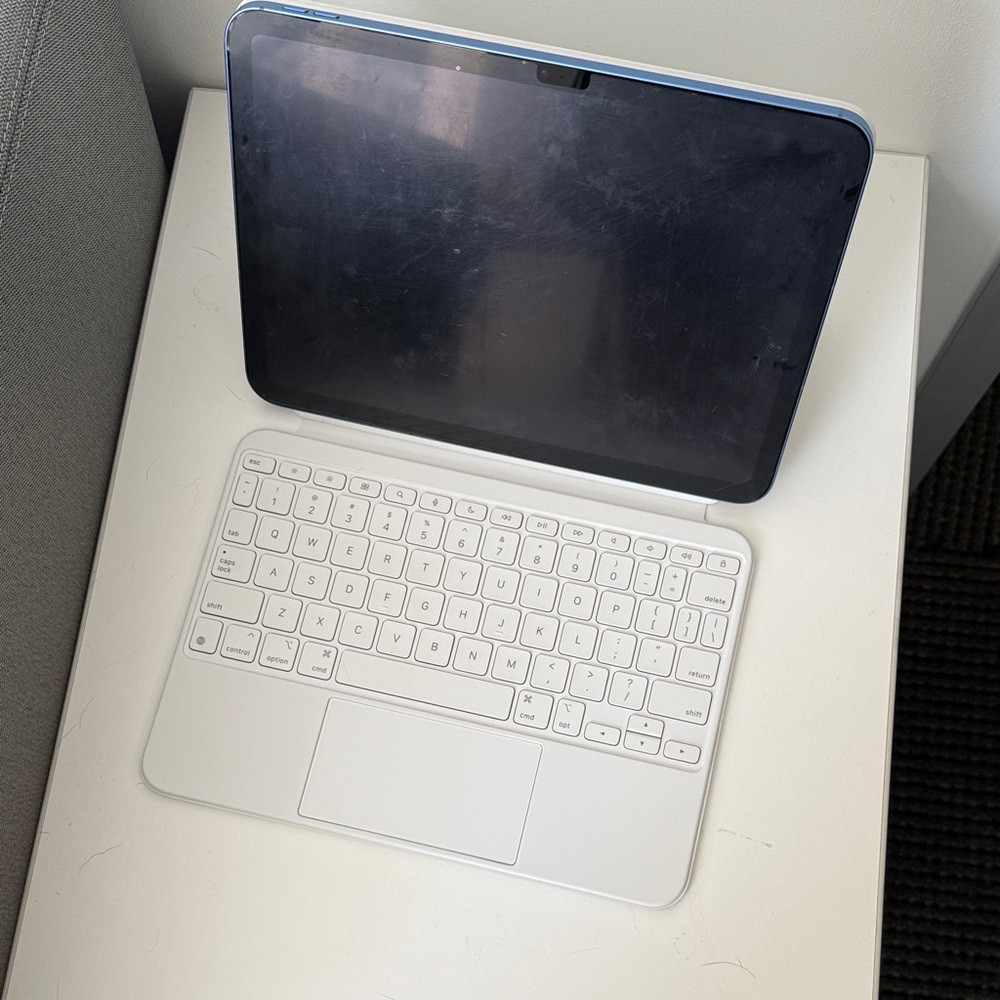 Magic Keyboard Folio for iPad (A16)